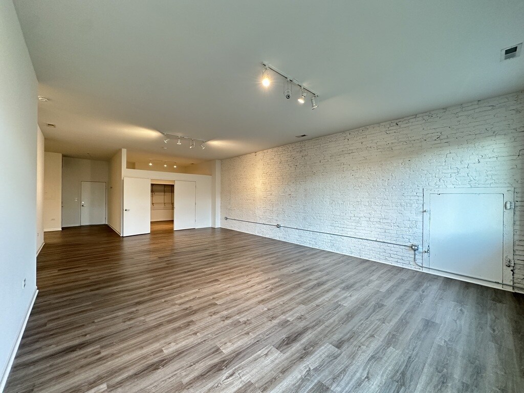 Building Photo - 2550 S Wabash Ave