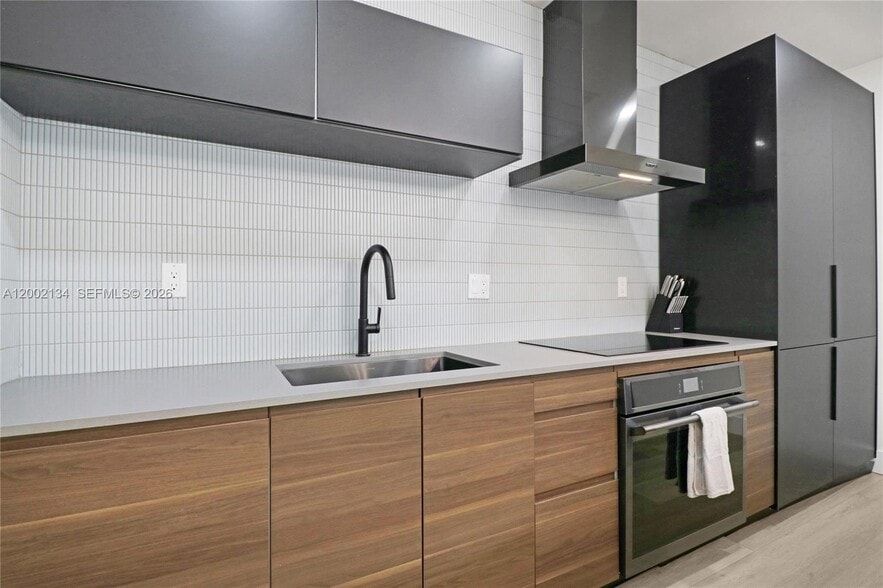 Building Photo - 811 NE 17th Ct