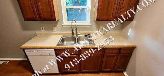 Building Photo - 2 Bed 1.5 Bath Townhome in Bonner Springs-...