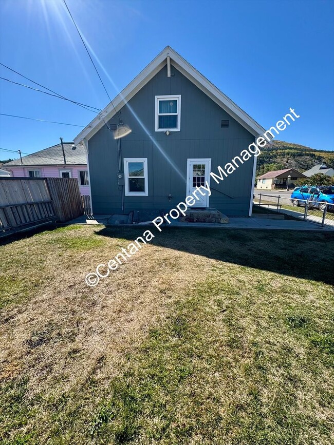 Building Photo - Huge 3 bedroom house with 2 bonus rooms an...