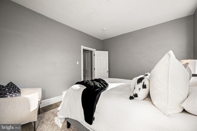 Building Photo - 2427 N Hollywood St