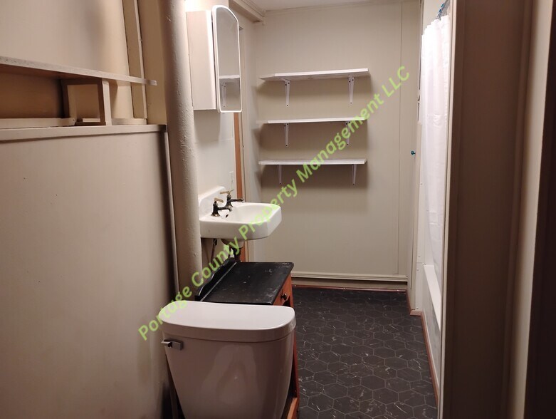 Building Photo - 401 Cedar St