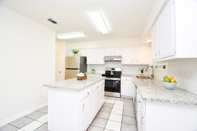 Building Photo - 16823 Cobble Ridge Dr