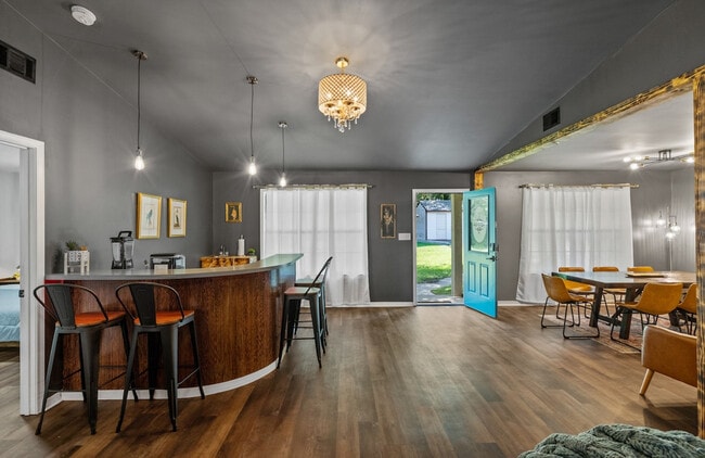 Primary Photo - 2001 N 61st Ave