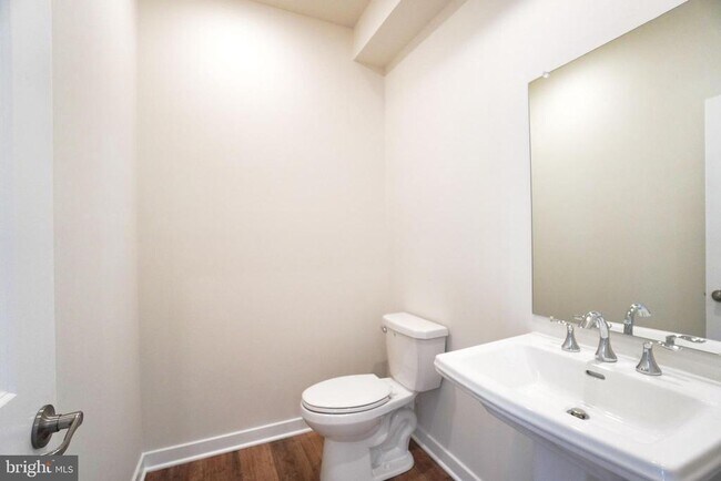 Building Photo - 4823 Lincoln Aly