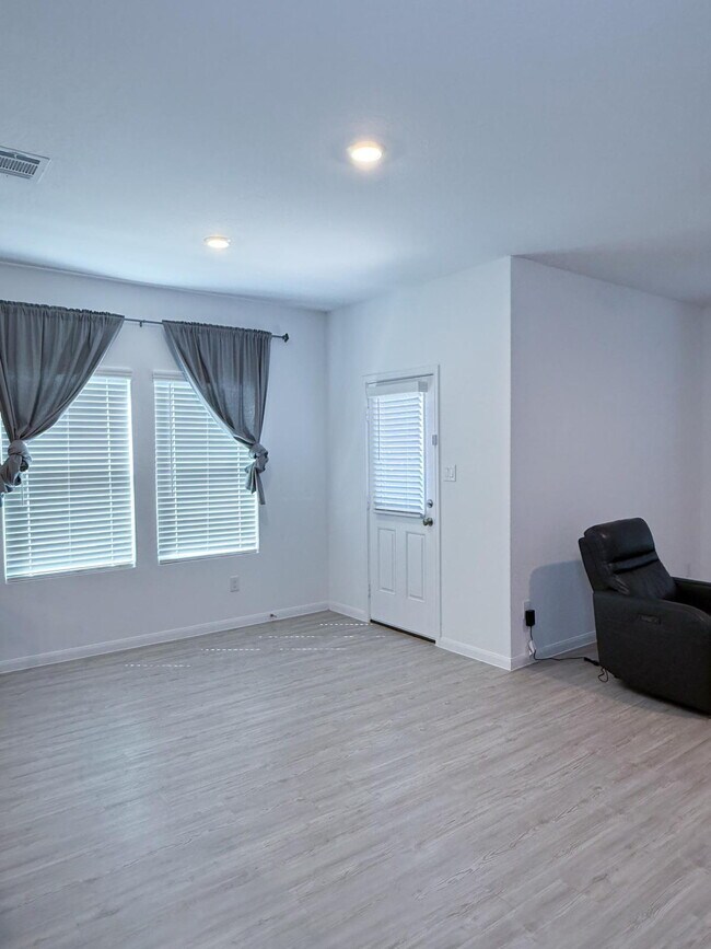 Building Photo - Charming 3-Bedroom Sanctuary with 2 Full Baths Near Lackland Air Force Base – 1469 Sq Ft of Comfo...