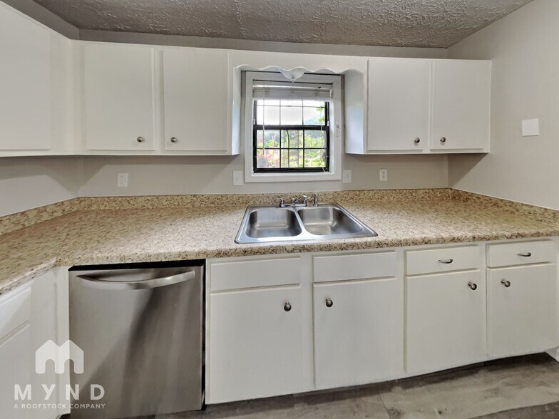 Building Photo - 4395 Coopers Creek Dr SE