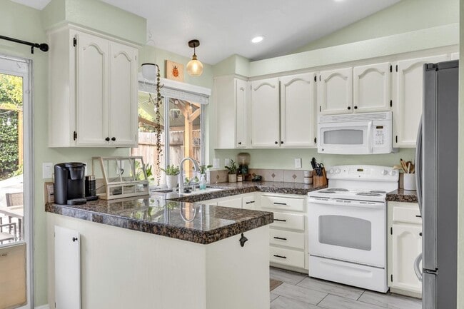 Building Photo - Adorable 3 bedroom 2 bath home