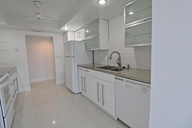 Building Photo - 800 Parkview Dr