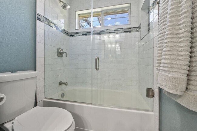 Building Photo - 2147 Hilton Head Dr