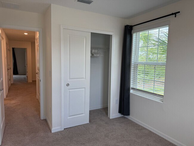 Building Photo - 3 Bedroom 2.5 Bath Townhouse W/1 Car garag...