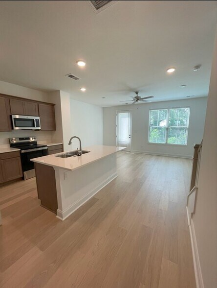 Kitchen - 1825 Bennett Vlg Dr