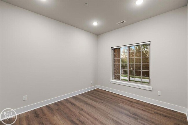 Building Photo - 2850 Barrington Square