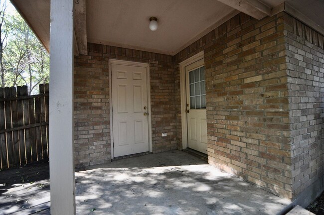 Building Photo - FOR LEASE! - 2 Bedroom - 2 Bath + 2 Car Ca...