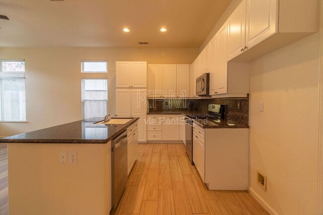 Building Photo - 4142 Pinehurst Cir