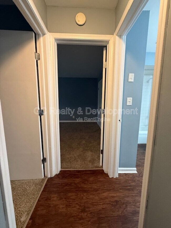 Building Photo - 16 Simpson St