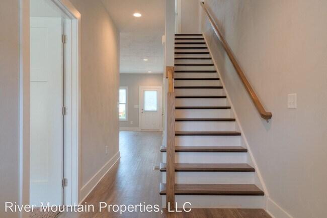Building Photo - 4 br, 4.5 bath House - 206 Uptown Trail