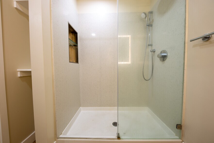 Building Photo - 3320 Judah St