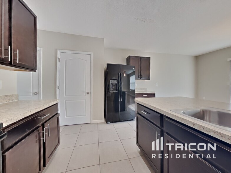 Building Photo - 10442 Whispering Hammock Dr