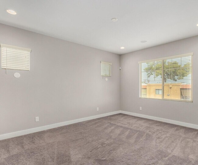 Building Photo - 1099 N 70th Way