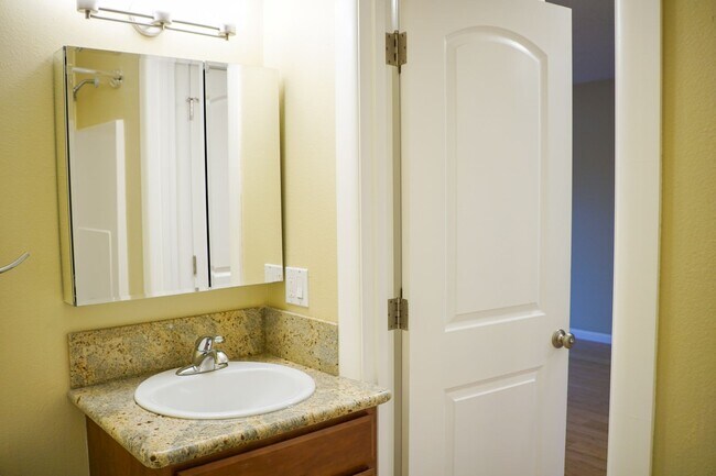 Building Photo - Corner 1-Bed w/ Off-Street Parking!