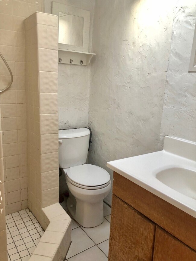 Building Photo - 828poli