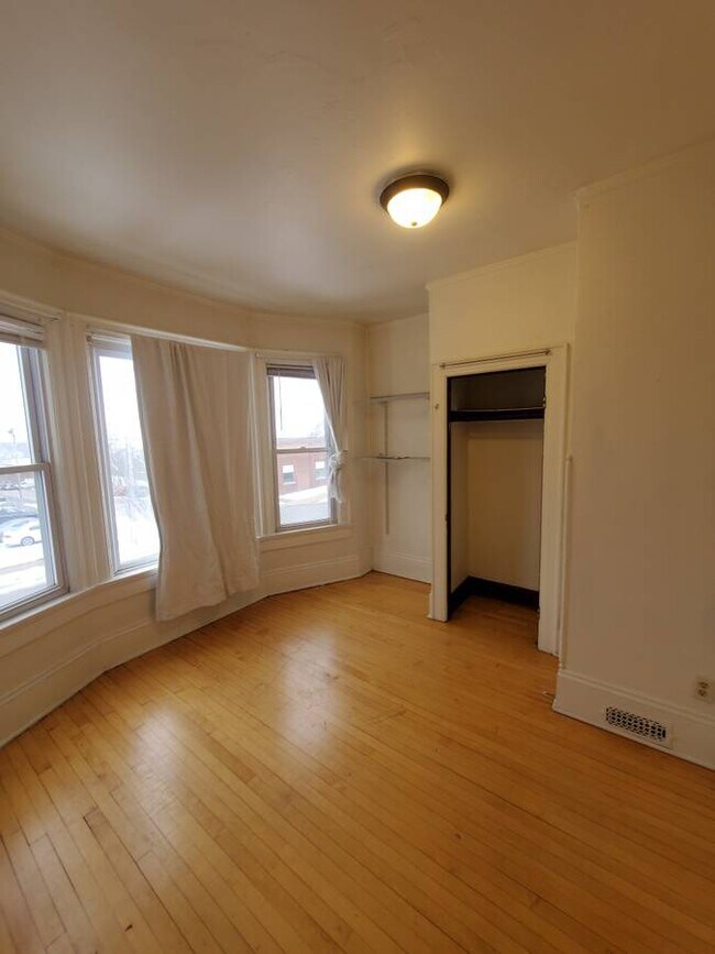 Building Photo - Spacious 5BED/2BATH Upper Near Marquette