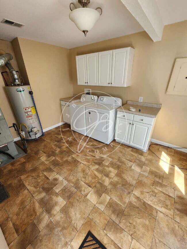 Building Photo - "Charming 2-Bedroom Haven on Luscombe Drive with Spacious 1105 sq ft Layout!"
