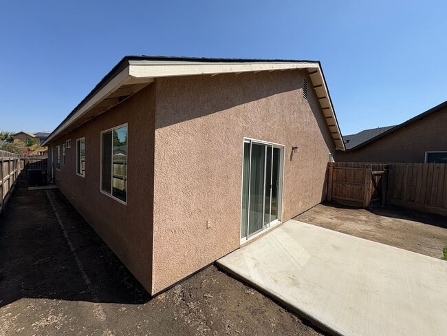 Building Photo - Tulare home move-in ready!