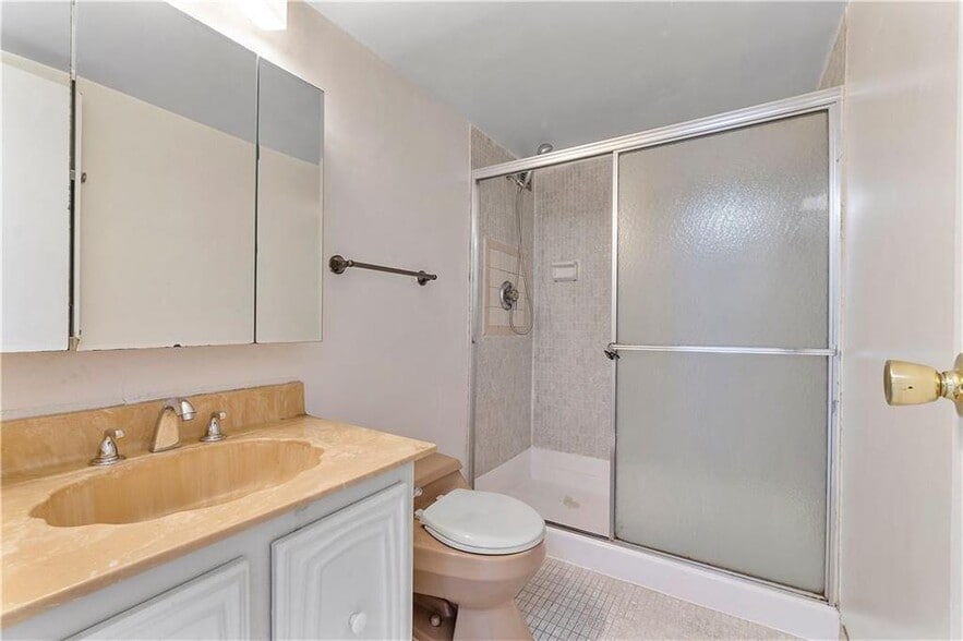 Building Photo - 1000 Parkview Dr