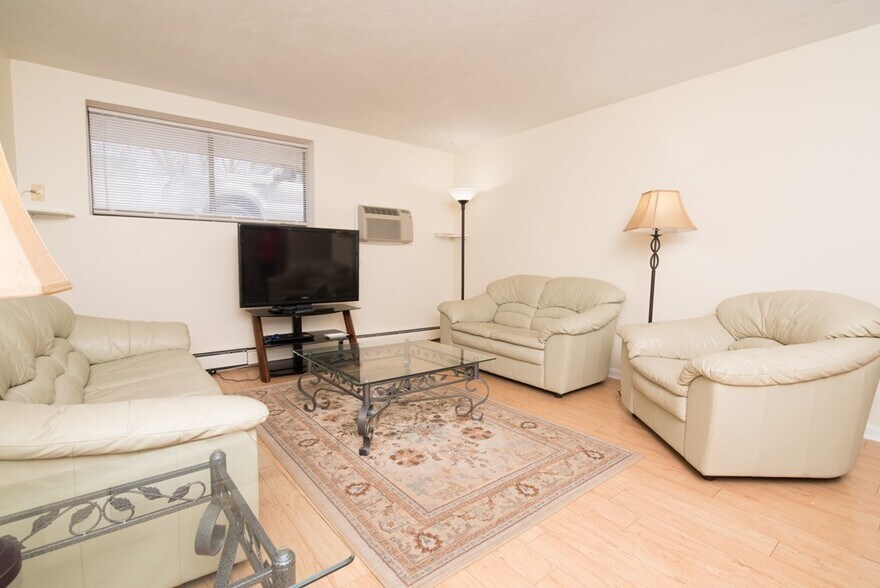 Building Photo - 900 Governors Dr