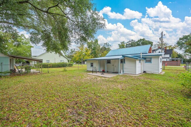 Building Photo - 346 Crescent Dr