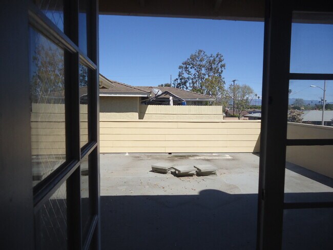 Building Photo - "Discover Coastal Living: Spacious 3-Bed, 2-Bath Townhouse