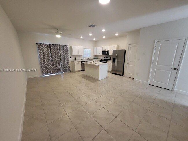 Building Photo - 1137 SW 6th Ct