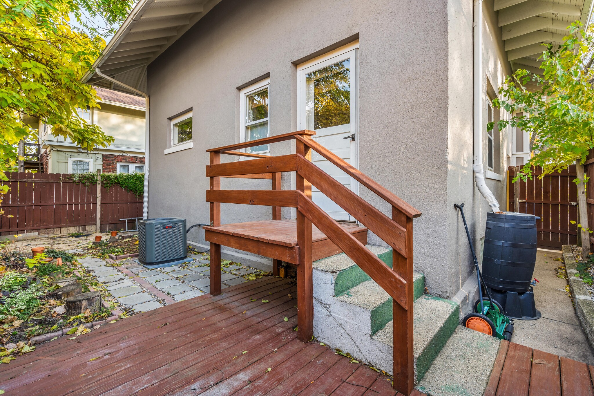 Building Photo - 127 Trowbridge St NE