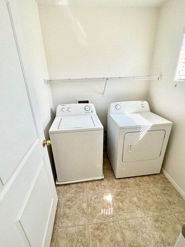 Building Photo - 3bd 3bth Gated