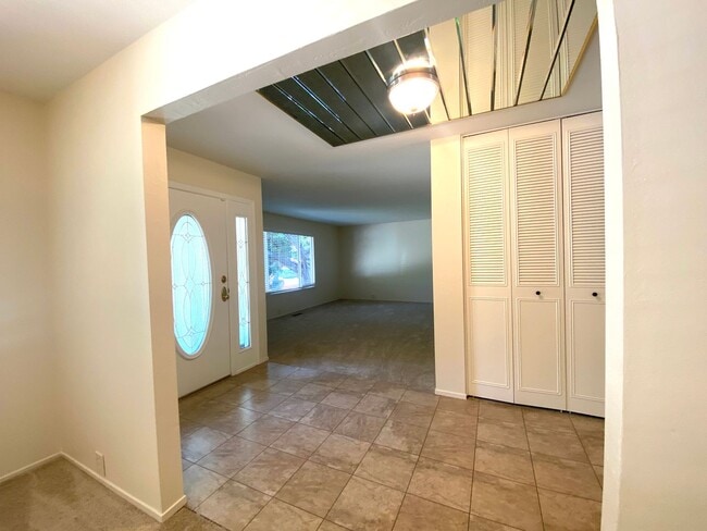 Building Photo - Pleasanton Single Story House 4 bed/2 bath, Downtown next to Amador Valley High! Great Location