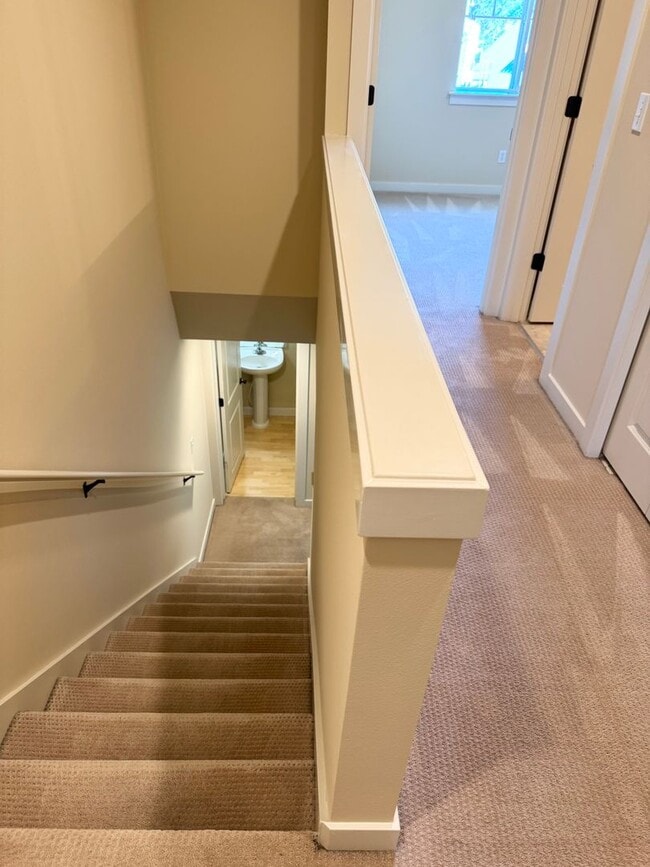 Building Photo - Spacious 2 bedroom 2 1/2 bath Plus Den  to...