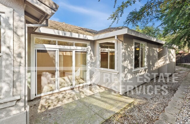 Building Photo - 7449 Thalia Ct