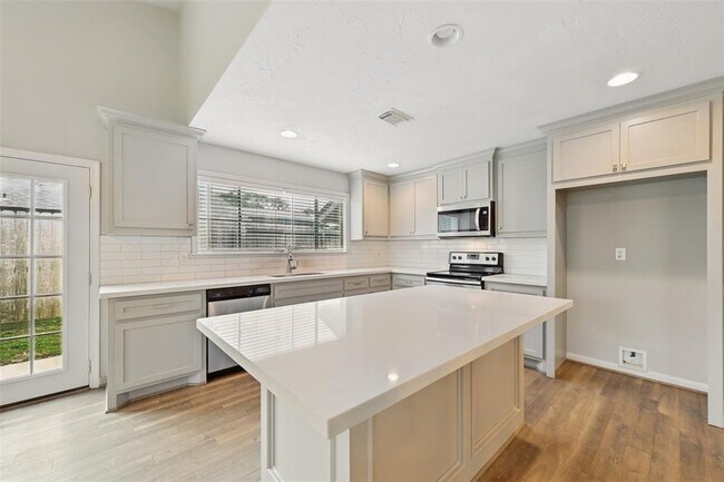Building Photo - 4511 Ravine Dr