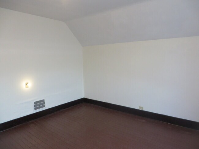 Building Photo - Large Three Bedroom, 1.5 Bathroom Home hal...