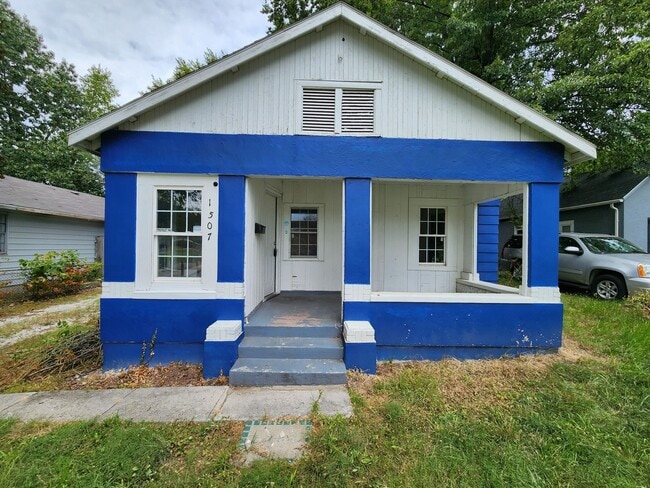 Primary Photo - Spacious 2-Bedroom, 1-Bathroom Home AVAILA...