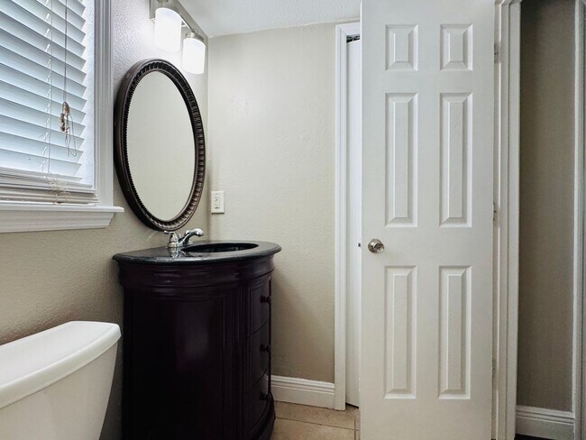 Building Photo - 1 Bed/1 Bath Ground Floor Condo in recentl...