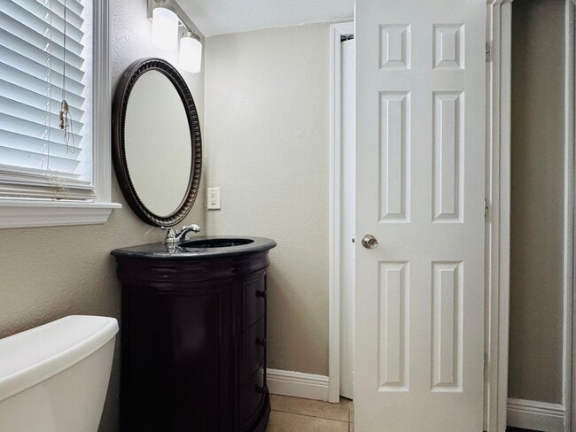 Building Photo - 1 Bed/1 Bath Ground Floor Condo in recently renovated apartment community.