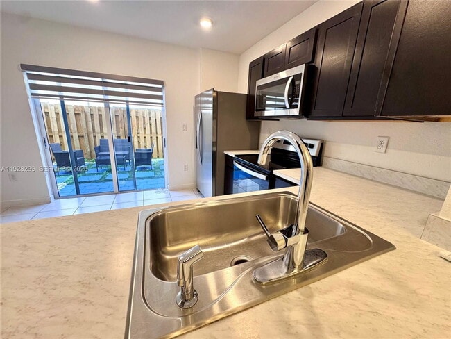 Building Photo - 544 NE 4th St