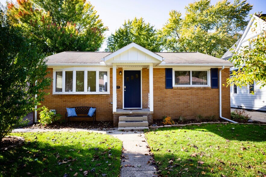 Building Photo - 1327 N Oak St