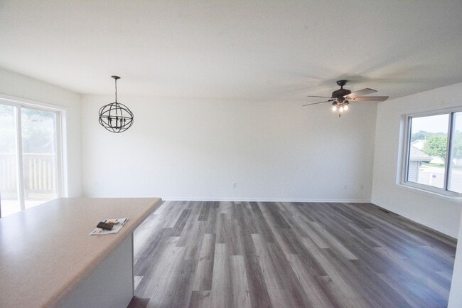 Building Photo - Recently Renovated 4 Bed, 2 Bath Home for ...
