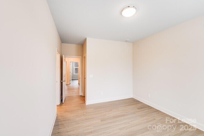 Building Photo - 645 Brookwood St