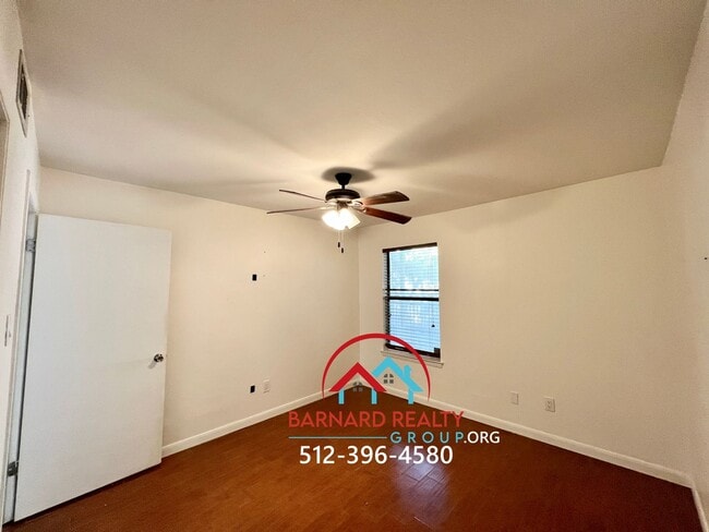 Building Photo - 402 N Fredericksburg St