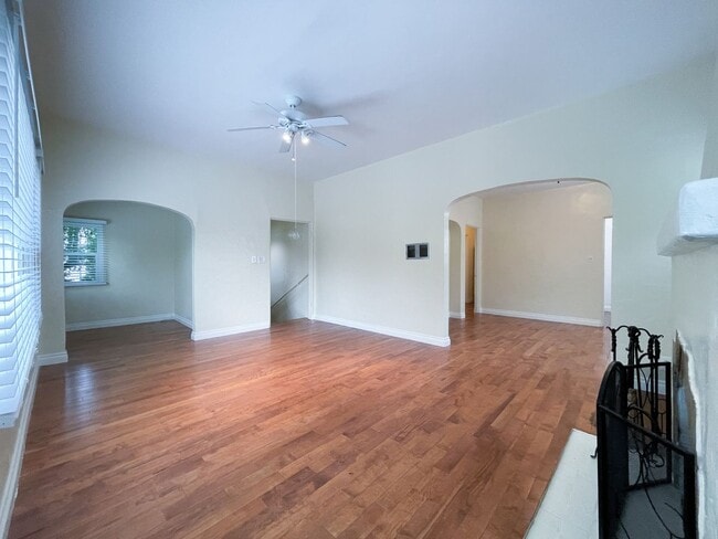 Building Photo - beautiful 2bd 2ba near Melrose Place